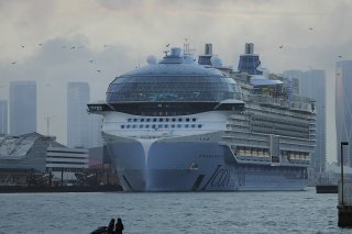 L'Icon of the Seas comprend vingt ponts, sept piscines, neuf jacuzzis et une cascade de 17 mètres de haut. KEYSTONE/AP/Rebecca Blackwell